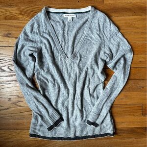 Banana Republic Heather Gray V-Neck Pullover